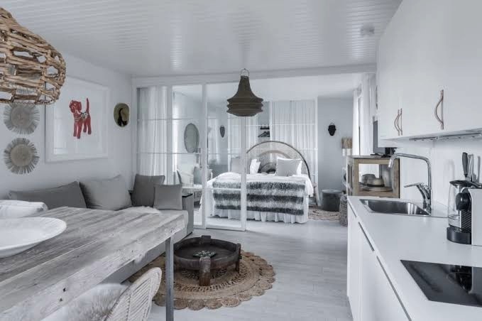 Insidan av Lilla Jag med pentry, matbord och soffdel